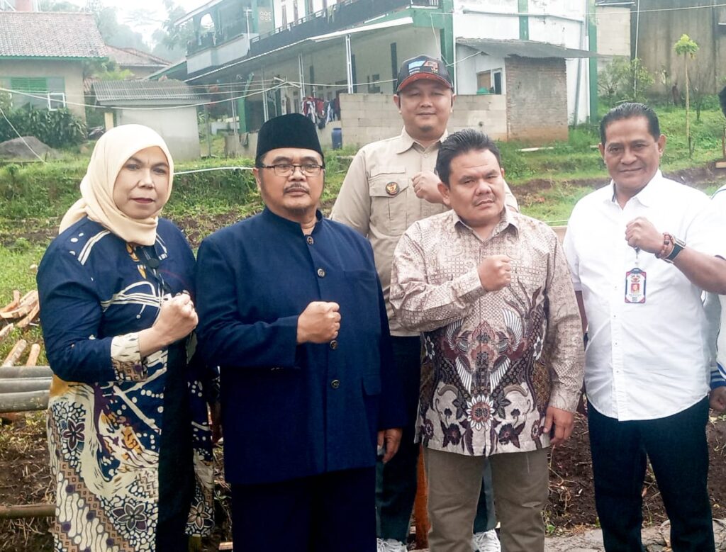 Foto Bersama Ketua Yayasan Attarbiyatul Islamiyah kedua dari kiri didampingi Ustad Nanang Wakil Ketua Harian Kopsantara Jabar kedua dari kanan dan Ketua Brigade 08 Didin Karyadi Ghalib paling kanan