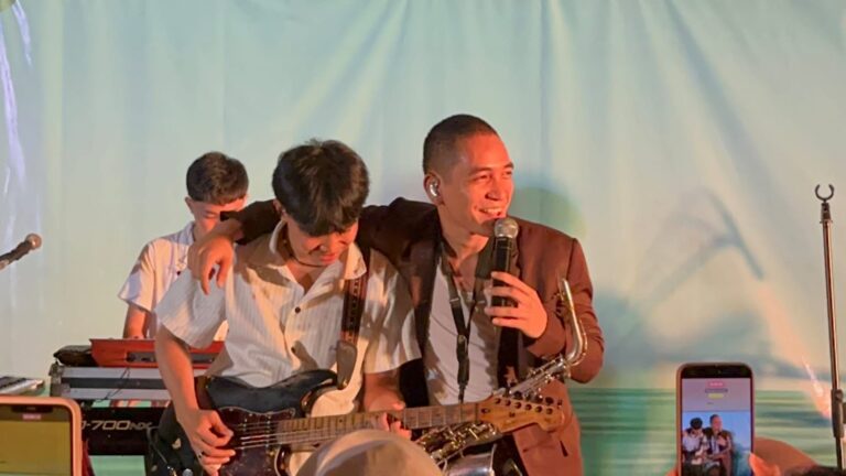 Dari Kegelisahan Usia 20-an hingga Panggung Bandung, Rafi Sudirman Tutup Tur dengan Konser Penuh Cerita